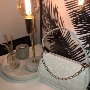 SHEIN väska - Superfin väska som inte kommer till användning;( använd fåtal gånger! Köpare står för frakt eller så möts vi upp i Örebro;)✨💓 