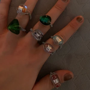 Ringar - Egengjorda ringar, alla är unika och finns bara en av. 1 för 20kr eller 2 för 30kr. Frakt tillkommer på 11kr vid köp av 3 eller färre och 19kr vid köp av 4 eller fler. Hör av dig vid frågor! 😇