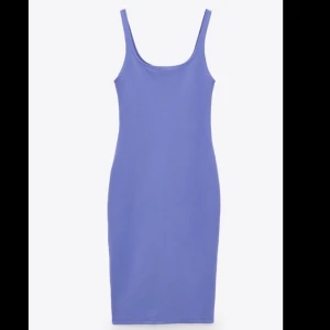 Klänning  - Klänning i lavender med en liten ”slits” där bak. Köpt för 159, säljer för 79. 