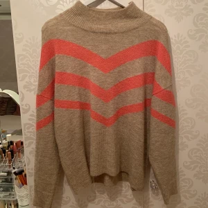 stickad tröja  - köpt på lindex, en aning 80tals inspirerad! stl L men passar mig som vanligtvis bär S. köparen står för frakten :)