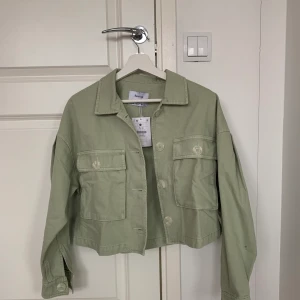 Ljusgrön Bershka jacka - En ljusgrön lätt jacka i storlek S med två stora fickor. Aldrig använt.