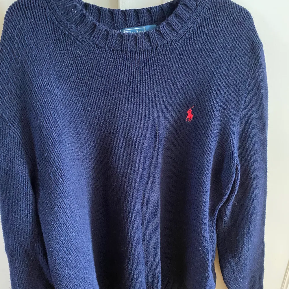En så fin stickad tröja från Ralph Lauren, funkar både till kille & tjej ✨💙. Tröjor & Koftor.