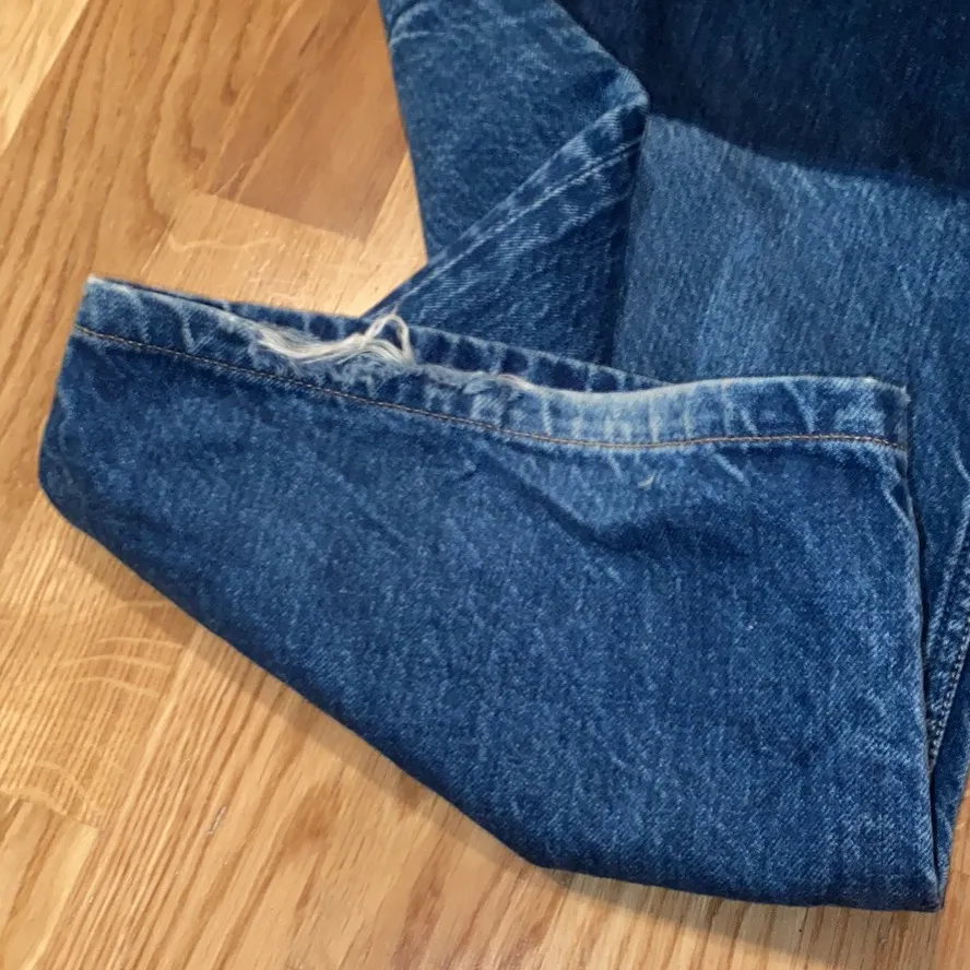 säljer dessa our legacy work shop jeans i size 48. Tar bud från 1300p. 7-10 condition, general wear typ. Mått är 103 i outseam, 26 i legopening och 40 i waist.. Jeans & Byxor.