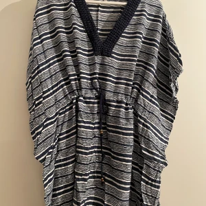 Lexington strandklänning - Lexington strandklänning med snöre i midjan. Storlek medium/large. 