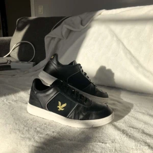 Lyle & scott Mc avennie sneakers. - Jag säljer ett par lyle & scott skor i storlek 40 det är unisex och dom är endast använda ett fåtal gånger 