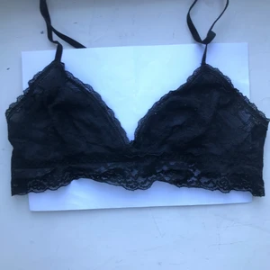 bh - bralette. svart spets, jätteskön och med justerbara band! kolla in min profil för mer bh:ar. den är perfekt under meshtoppar eller genomskinliga tröjor