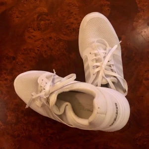 Adidas Neo Cloud foam strlk 38 2/3 - Nästintill oanvända träningsskor/sneakers med mjuk och luftig sula. Använda två gånger men säljs pga storleken inte passar mig. Säljes mot upphämtning alternativt per post. 