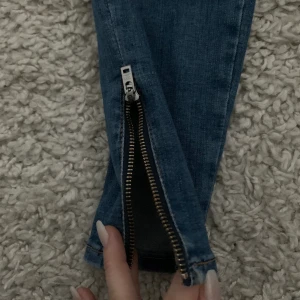 Jeans - Tighta jeans med dragkedja längst ner