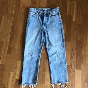 Ljusblå jeans med slitningar nedtill💕