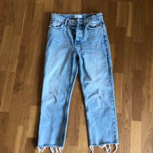 ZARA jeans strl 36 - Ljusblå jeans med slitningar nedtill💕
