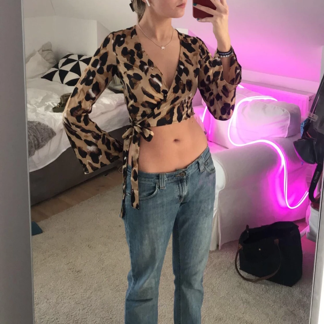 Snygg leopard topp med knytning 