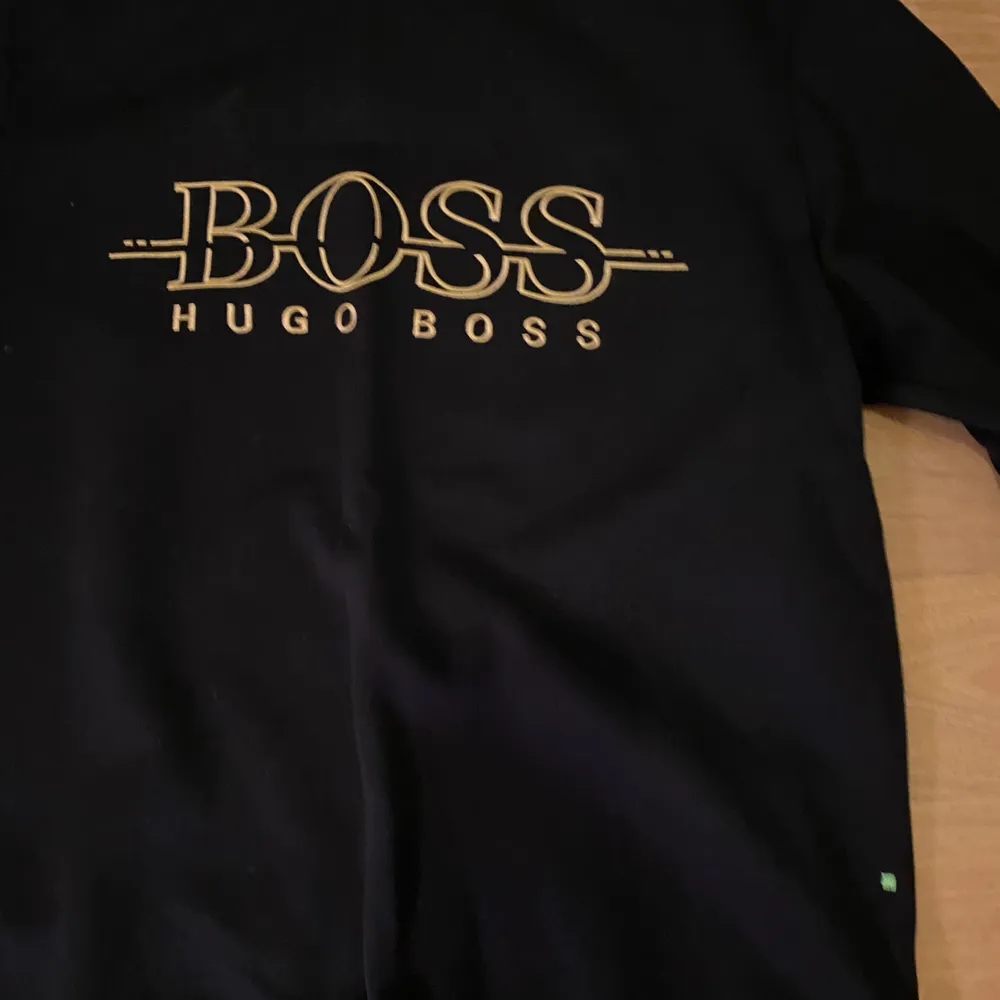 Säljer nu en fet Hugo boss tröja som jag använt 1 gång men då den var lite för stor för mig så vill jag sälja den. Nypris på den är 1000kr och skicket är 10/10. Tröjor & Koftor.