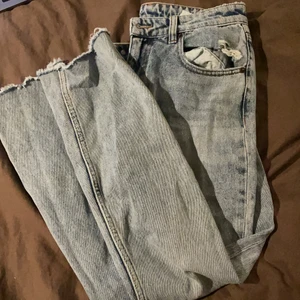 Cheap monday jeans - Härliga jeans med cool blå färg, säljer pga att jag inte längre passar i som som man ser😬