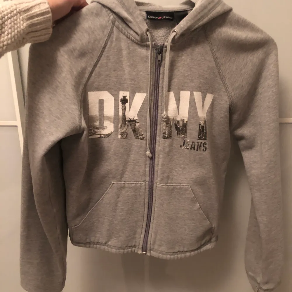 Äkta Donna Karen New York grå super snygg hoodie med dragkedja fickor på framsidan. Midjekort. Kan fraktas mot en kostnad eller mötas 📮📍🥰. Tröjor & Koftor.