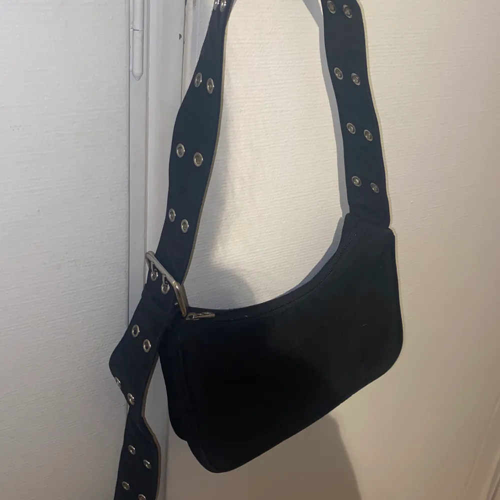 Väska från Weekday, kan användas som både cross over och axelväska pga justerbara bandet. Kan skickas spårbart!. Väskor.