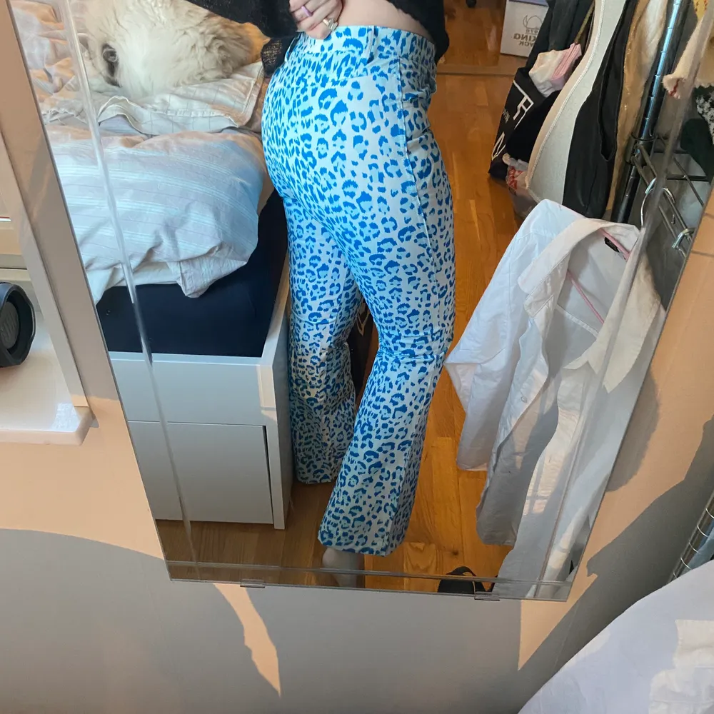 Trendiga blåa leopard byxor i polyester säljer pga försmå för mig mitt midjemått är 69cm skulle säga att dessa passar en 34-36 om fler är intresserade blir de budgivning . Jeans & Byxor.
