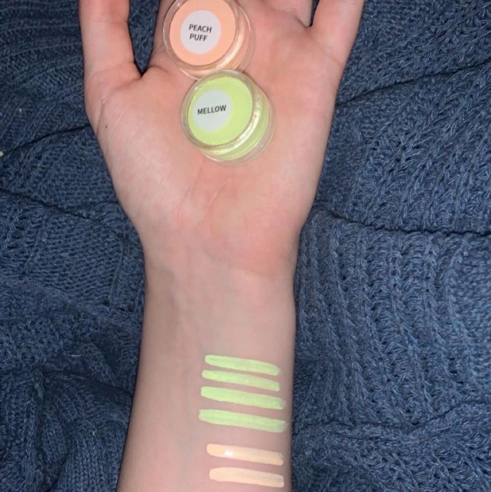 Har 2st vattenbaserade eyeliners som jag inte får användning av. Har swatchats med ren borste ca 4 gånger var. I färgerna PEACH PUFF och MELLOW. De är även UV-reactive. Torkar matta. MELLOW är mer neongul än vad som syns på bilden. 60kr styck, frakt 12kr. GUIDE: droppa lite vatten i burken och blanda med valfri borste. Beroende på hur mycket vatten du använder så blir färgen olika . Övrigt.