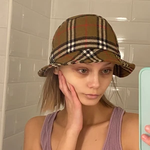 Buckethat  - En supercool buckethat i ett Burberry-inspirerat mönster! Tyvärr kommer inte denna till användning så därför säljer jag den. Den är köpt second-hand och har inga defekter. Läs gärna mina villkor innan köp! 💓🧚🏼💓