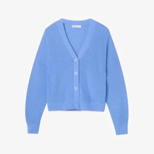 Kofta från Stradivarius - Säljer denna superfina blå koftan från Stradivarius eftersom den inte kommer till användning. Bara använd 1 gång, då bilden togs:) 