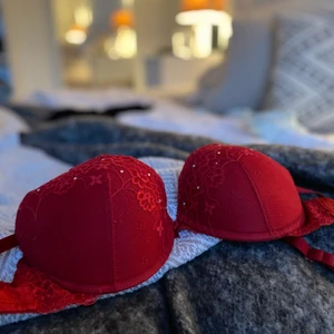 Perfekt alla hjärtans dag BH 😍 - Röd bh från HM, tror den är 80B eller 75B har klippt bort lappen där bak 😜 Använd några gånger bara :) Har lossnat en liten metall diamant på bandet på ena sidan! 
