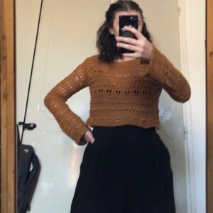 Stickad tröja - Stickad croppad tröja i väldigt bra skick. Endast använd en gång.