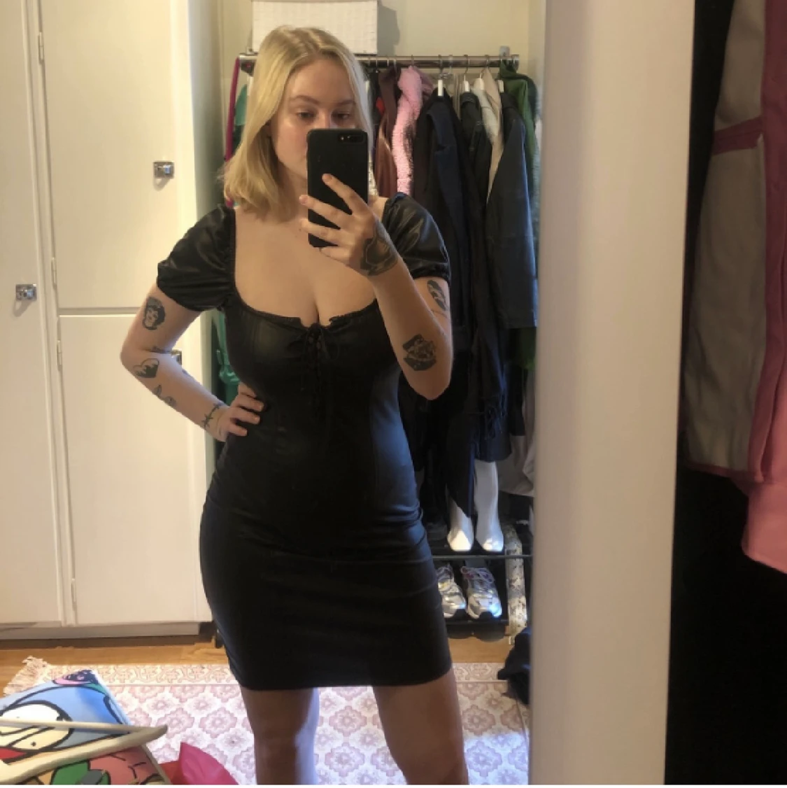 Svart fakeskinn klänning  - 90