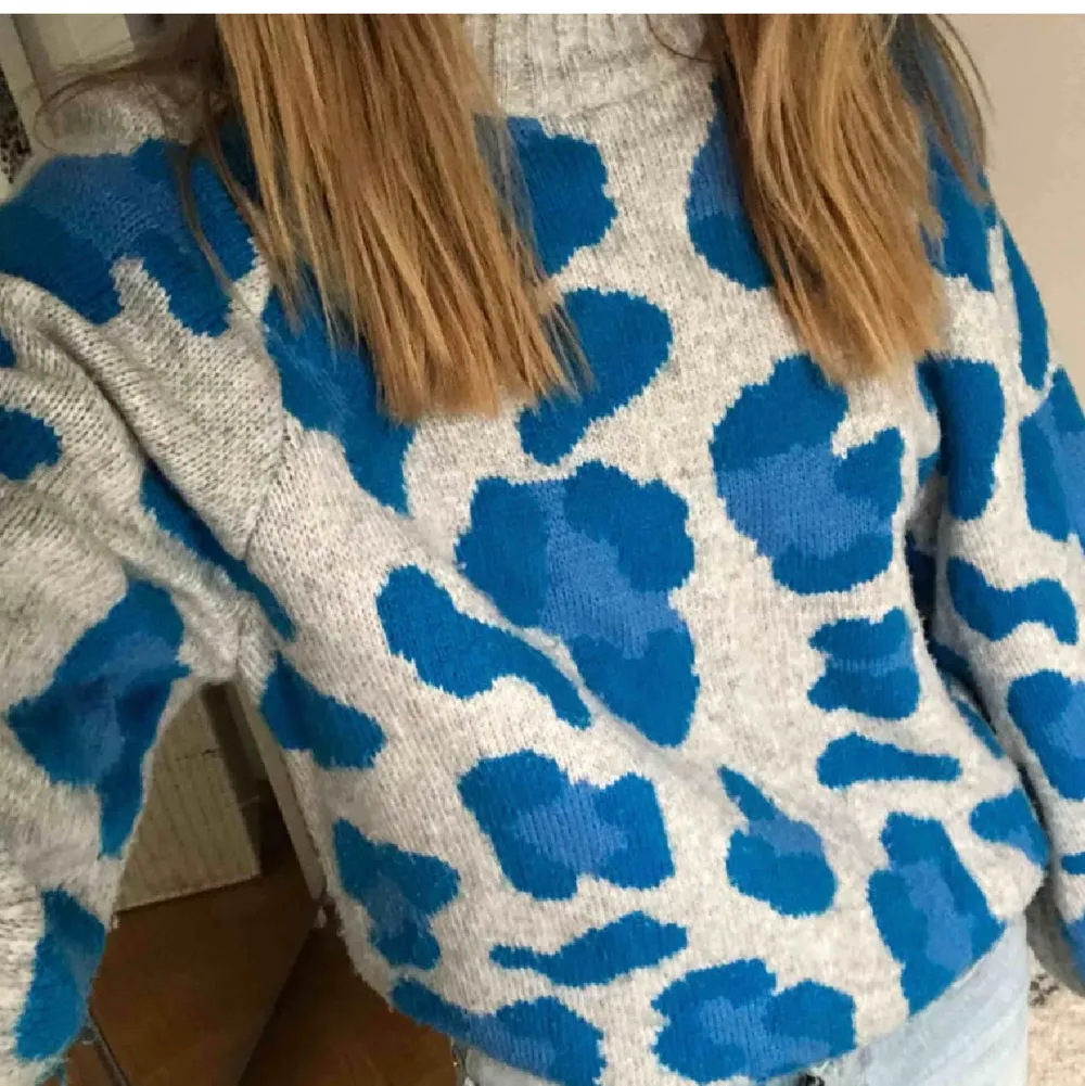 Stickad leopard tröja i grått och blått. Väldigt varm och mysig . Stickat.