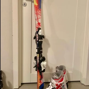 Pjäxor och Skidor stl 36 - Pjäxor 273 mm Skidor 117 cm  Innermått 23 cm  Motsvarar Stl 36