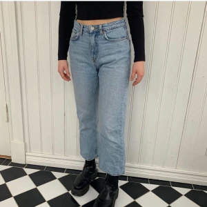 Jeans från Weekday - ljusa jeans från weekday🦋 storlek W26L26. bra skick! skicka ett meddelande vid frågor, mått etc.