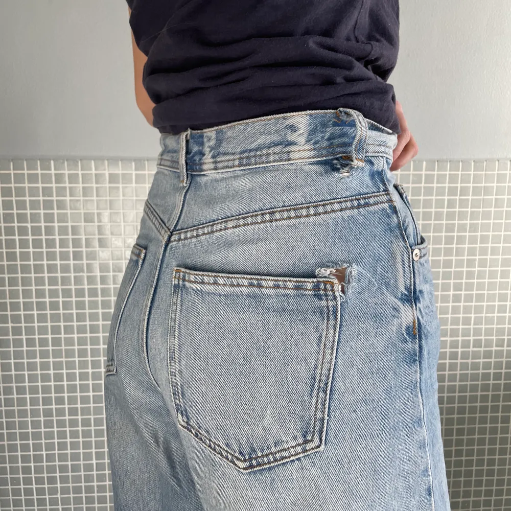 Jeans från Arket. De har ett hål där bak vid fickan (bild 3) därför säljer jag dem billigt. 🤙🏼 frakt tillkommer. Jeans & Byxor.