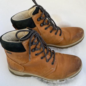 Ecco Gore-tex kängor 39 - Rejäl känga från ECCO i GORE-TEX stl 39 med snörning. Mycket sparsamt använda, innersulor som nya! Nypris ca 13-1500kr Kan provas/hämtas i Blackeberg/Bromma 