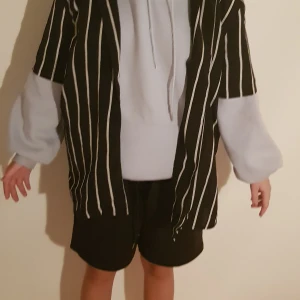 Randig skjorta - En vit svart randig skjorta i bra skick!!! Går att sätta över hoodie eller bara ha den som den är. Går att knäppa också.