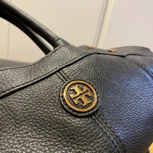 Stor Tory Burch väska - En äldre väska som är väl använd, säljes för 1000kr och priset kan diskuteras vid snabbaffär. 