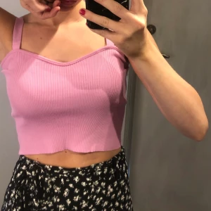 Stickad topp - Jätte fin stickad topp från zara! Storlek S, har tyvärr blivit för liten på mig