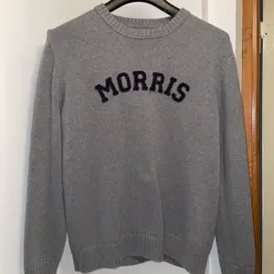Jättefin tröja från Morris, passar perfekt för båda könen. Jag själv skulle haft en vit skjorta under den eller använt den som en oversized nice tröja. Den är i ett bra skick och perfekt alla hjärtans dag present🤍