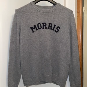 Morris tröja - Jättefin tröja från Morris, passar perfekt för båda könen. Jag själv skulle haft en vit skjorta under den eller använt den som en oversized nice tröja. Den är i ett bra skick och perfekt alla hjärtans dag present🤍
