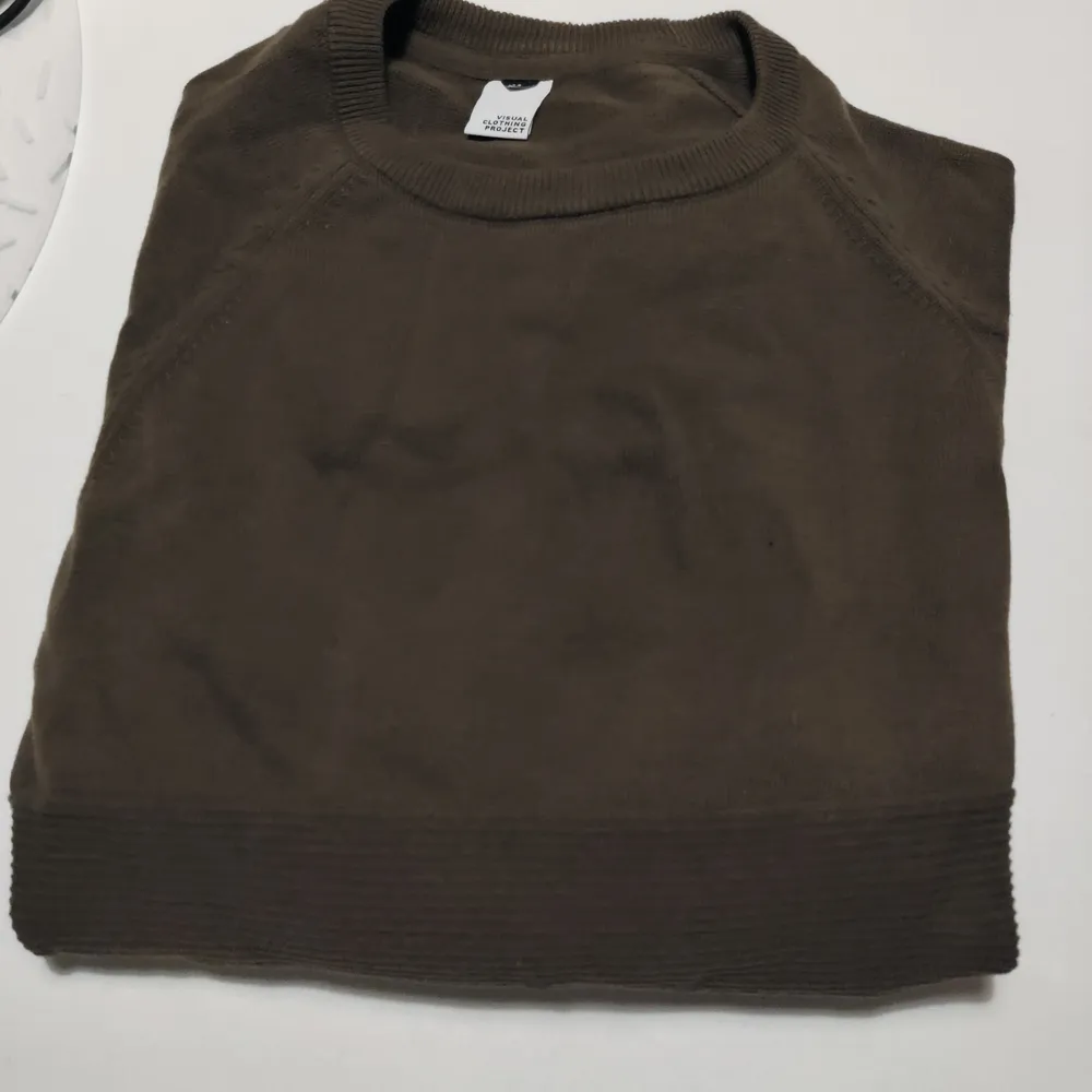 Mossgrön tröja från MQ men två sorters struktur.  Sparsamt använd, storlek M.  Skickar spårbart via PostNord, köparen står för frakten.. Tröjor & Koftor.