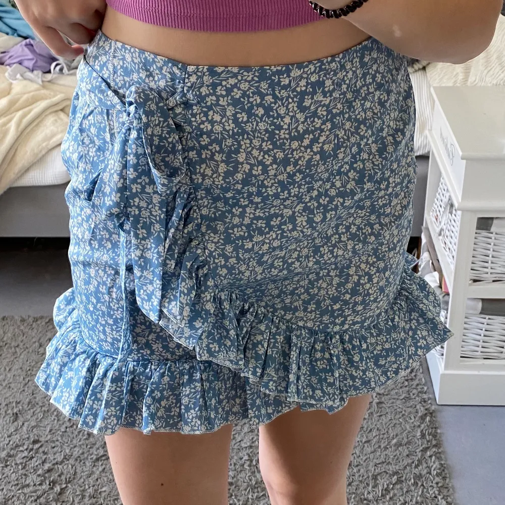 Ljusblå jätte fin kjol! Perfekt till sommaren. Det är en fejkknytning där fram och en liten dragkedja där bak. Den är aldrig använd, helt ny. Pris kan diskuteras. Kjolar.