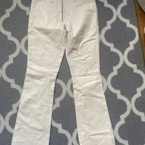 Skit coola skinbyxor  - Så coola vita skinbyxor som tyvärr är för små för mig. Passar stl s