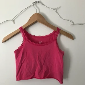 Linne - Säljer ett rosa linne som är avklippt då den är lite för liten för mig!