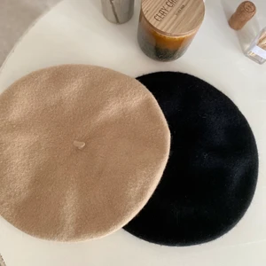 Baskers i beige och svart - Säljer mina två fina baskers, den beiga är från Day Birger et Mikkelsen och den svarta har jag köpt second hand i London. Båda är i mycket bra skick! Skickar med gratis och spårbar frakt 🥰