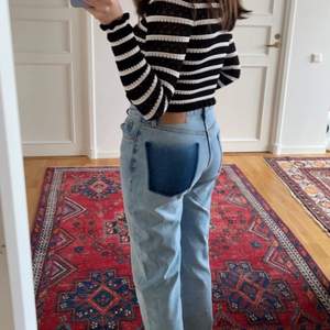 Ett par raka jeans från Zara i storlek 38. Använda 2 gånger och i välldigt bra skick. Jag har sprätt bort ena fickan bak och även nertill så det blir coola detaljer💕250kr+frakt