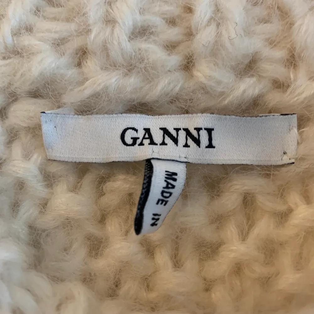 Klassisk Ganni tröja i färgen beige/vit. Väldigt fint skick, inga synliga defekter 💘. Stickat.