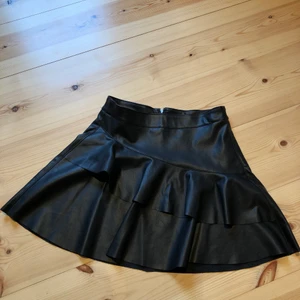 Kjol strlk S - Fin fejkläderkjol köpt på only. Använd ca 3ggr. Jättefin passform då den sitter tajt i midjan och faller väldigt fint. Köparen står för frakten💗