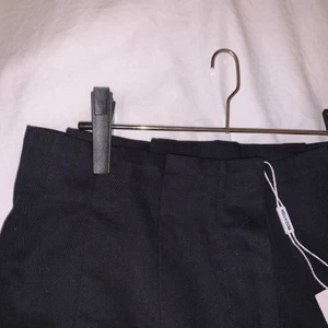 RAKA BYXOR NELLY - Helt oanvända byxor från Nelly i strl 34 som är långa,raka och vida med prislapp kvar, skitsnygga som går över skorna!! 💜💜 skicka ett meddelande om du har frågor 💜💜