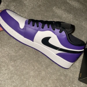 Air Jordan 1 Low  - Säljer nu mina finaste jordans, i lila. Super fina använda en gång på prov. Säljer pga behöver pengar (veterinär behov) får med rengöring. Strl 40,5 men passar väl 38-40 super luftiga och sköna. I helt nyskick köpta i slutet av förra månaden. Slut sålda. Låda kommer med, nypris 2 300kr, pga helt nyskick: mitt pris; 1300kr ink frakt. Skickas omgående. (OBS! ÄNDRAT PRIS) 
