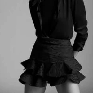 Volangkjol  - Supersnygg volangkjol från zara använd enstaka gång ❤️❤️❤️