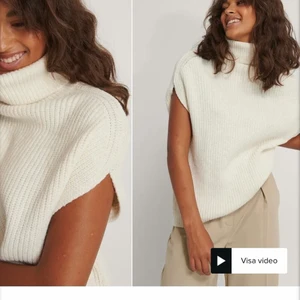 Stickad väst från NAKD - Supersnygg slutsåld stickad väst från NAKD! Helt oanvänd med lapp kvar. Den är i storlek xxs men passar definitivt större storlekar ( upp till S ungefär, beroende på hur man vill att den ska sitta ). Nypriset är 349kr💓