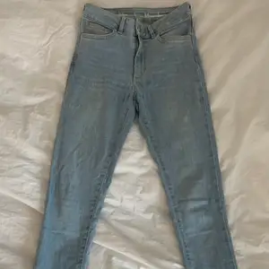 Jeans från BikBok, storlek S, använda ett fåtal gånger, säljer pågrund av att jag inte använder dom