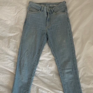 Jeans, storlek S - Jeans från BikBok, storlek S, använda ett fåtal gånger, säljer pågrund av att jag inte använder dom